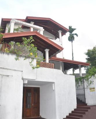 Kandy Hotel | Golden Shower Inn