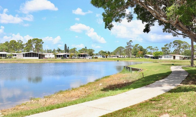 Jacarandas House | Golden Tee - Two Bedroom House, Sleeps 4