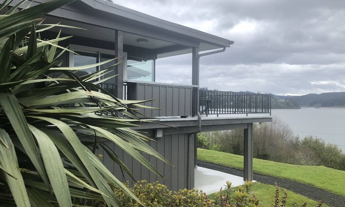 North Bend House | Golf Getaway. Spacious home with Bay Views. Near Bandon Dunes.