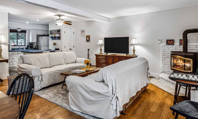 West Hartford Condo | Golf, Lake Pinneo, Fireplace | Windsor Village 3D