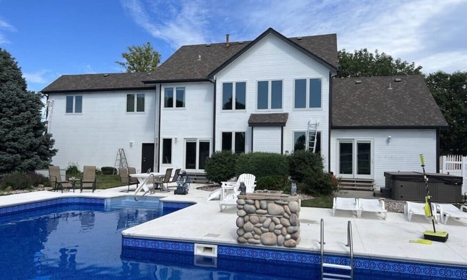 Omaha House | Golf Oasis Sleeps 22 Hot tub Firepit Gym Pool