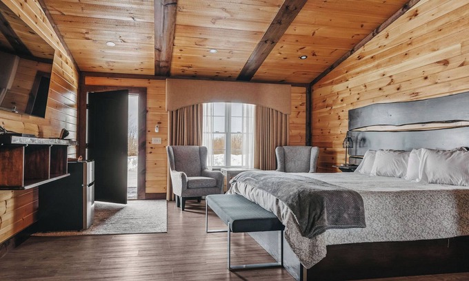 Tully Cabin | Golf, Outdoor Bar, Restaurant - The PinecrestCabin