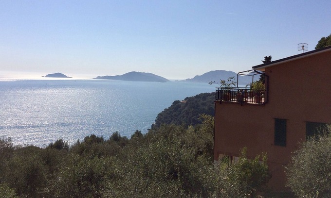 Tellaro Apartment | Golfo dei Poeti apartment with terrace and shared swimming pool