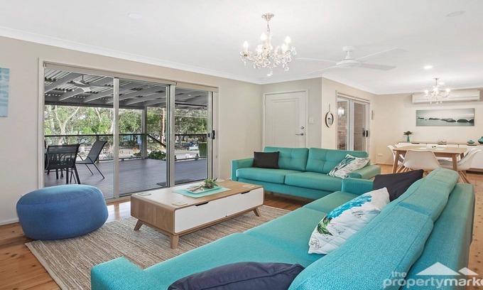 Gwandalan House | Gone Fishing - 3 Bedroom House With Lake View