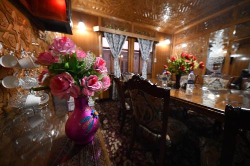 Dal Lake Boat Rental | Goona palace houseboats