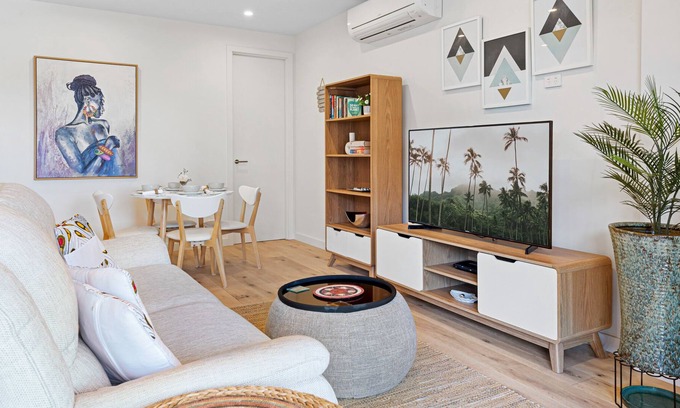 Carnegie Apartment | Gorgeous 2-Bed Apartment Near Retail and Transport