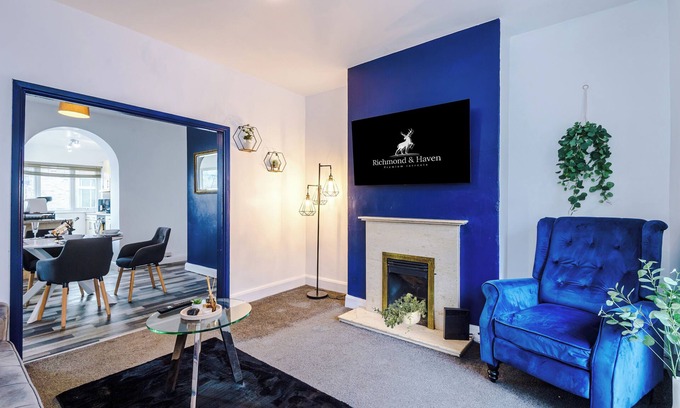 Elland House | Gorgeous 2 bed house, Sleeps 6, Pet-friendly, Free parking