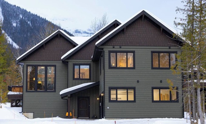 East Kootenay Ski Chalet | Gorgeous 2 Bedroom with Private Hot Tub. A/C