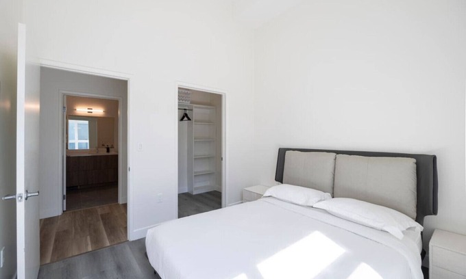 Koreatown Apartment | Gorgeous 2B2BA w/Balcony in LA (ID245)