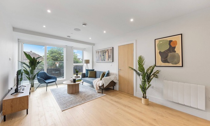 Coombe Hill Apartment | Gorgeous 2BR apartment in London + Parking, Gym, Cinema, Games Room, Workspace
