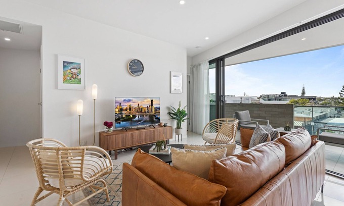 Bulimba Apartment | Gorgeous 3-Bed Apartment with City Views