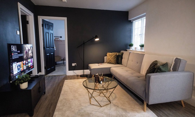 Yeovil Apartment | Gorgeous 3 Bed Central Modern Parking King Bed