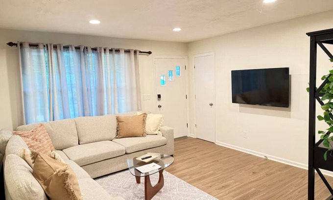 Petersburg House | Gorgeous 3-bedroom house with AC in charming Petersburg