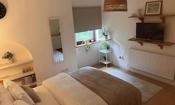 Newbury Apartment | Gorgeous 3 Bedroom pet and child friendly home in Newbury wit Free EV Charging