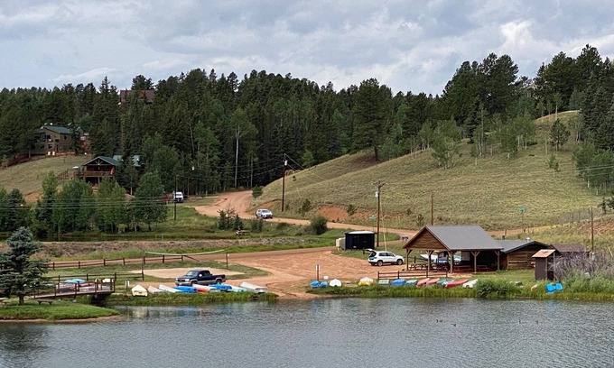 Spring Valley House | *Gorgeous 3bdrm Cabin Sleeps 12 on a Private Lake*