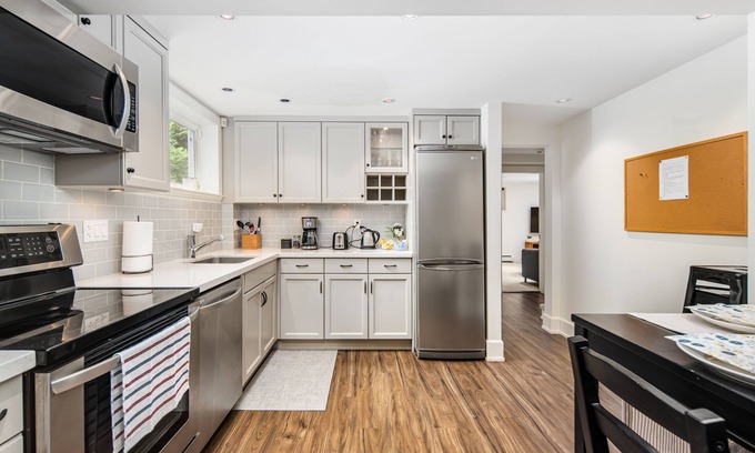 Dunbar House | Gorgeous 4-Bedroom Garden-Level near UBC, Dunbar Southland