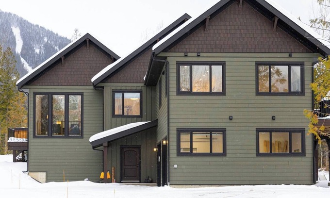 East Kootenay Ski Chalet | Gorgeous 6 Bedroom with 2 Hot Tubs