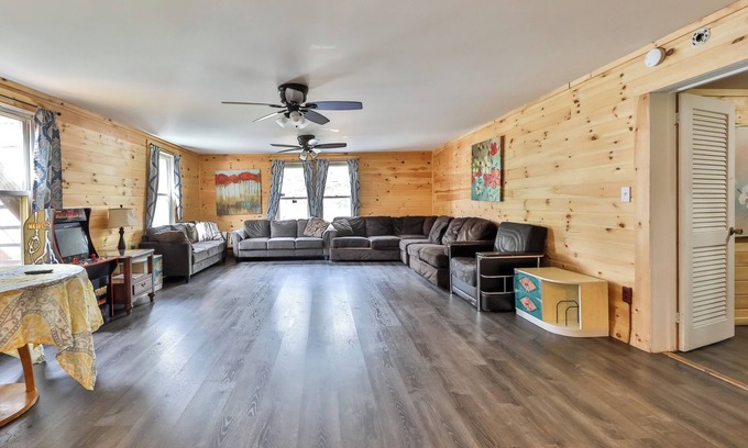 Hunter House | Gorgeous 8 bedroom 7 bathroom Luxury Home HunterMT Private Pool & Hot Tub
