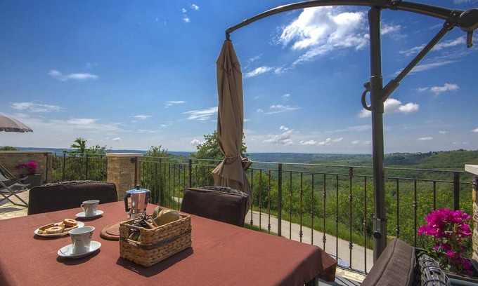 Krasica Apartment | Gorgeous apartment in Buje with WiFi