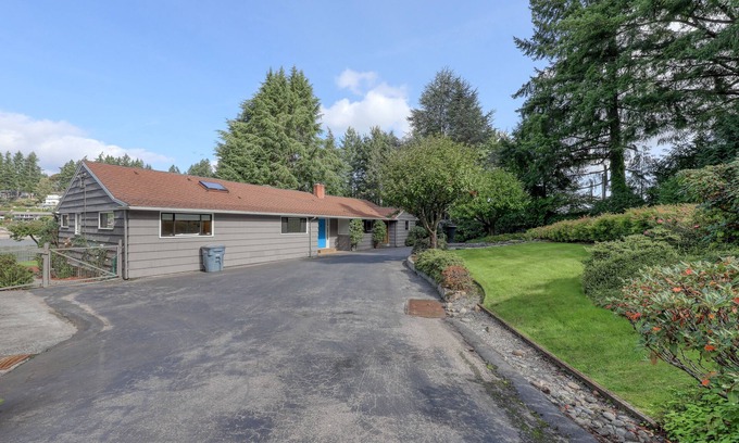 Gig Harbor House | Gorgeous beachfront house w/incredible Olympic Mountain views - dogs welcome