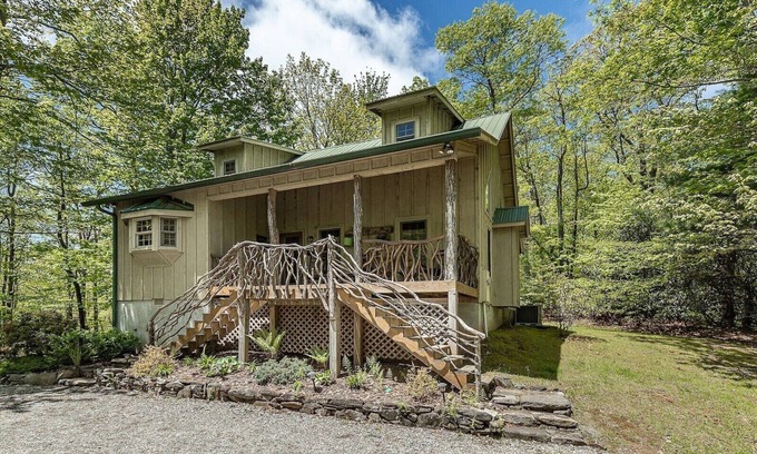 Lake Toxaway Cabin | Gorgeous Cabin with Hot Tub and Pickleball - Minutes to Hiking + Waterfalls