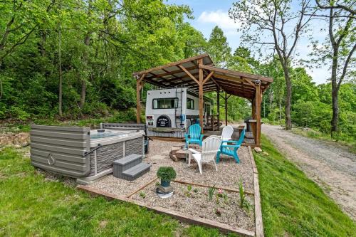 Somerdale House | Gorgeous Caravan Glamping Escape for Four in Dover, Ohio