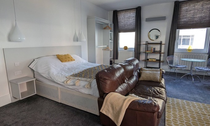 Merthyr Tydfil Apartment | Gorgeous, comfortable Apartment on the High Street