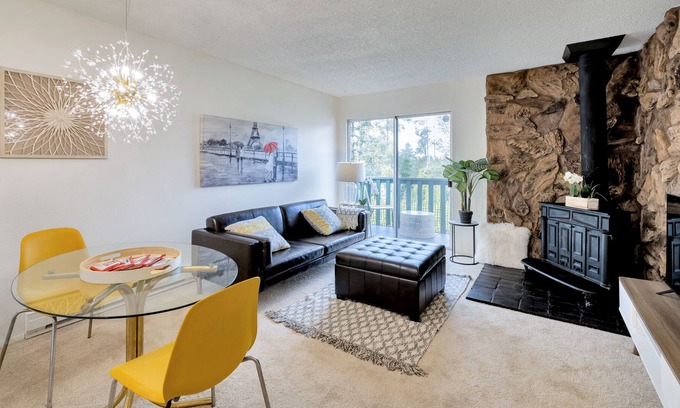 SeaTac Condo | Gorgeous condo near all amenities, restaurants, beaches, hiking