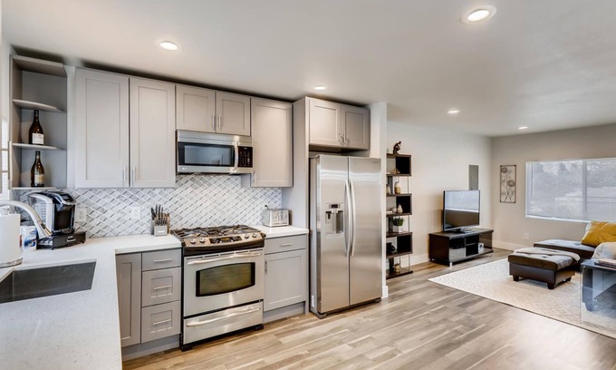 Tukwila House | ♫ Gorgeous, Contemporary ♦ 4 BDRM /2 BATH Home ✨