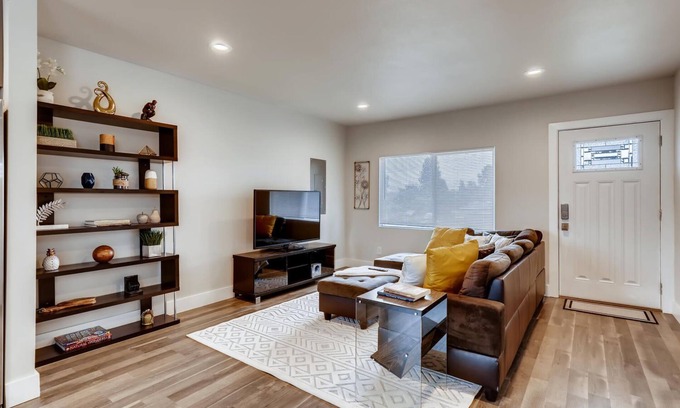 Tukwila House | ♫ Gorgeous, Contemporary ♦ 4 BDRM/2 BATH Home ♫