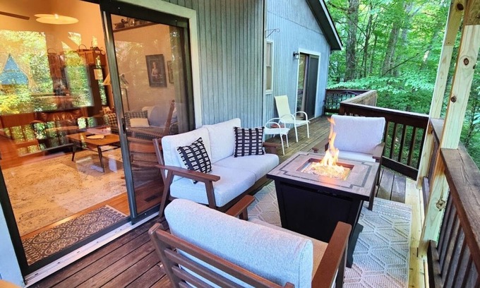 Maggie Valley House | Gorgeous Deck, 5 Star, Clean, Covered Patio, 2/2 with Central AC