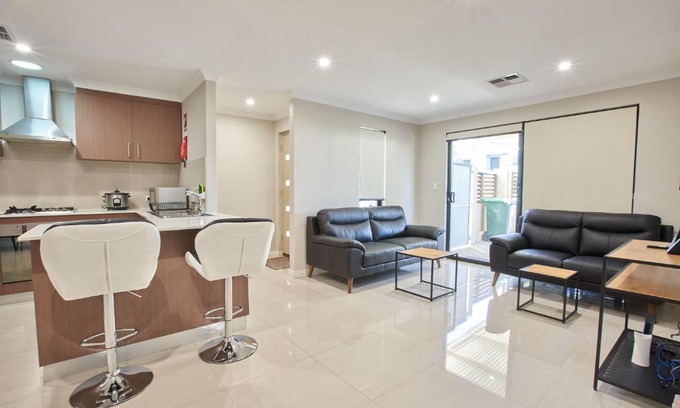 Westminster House | Gorgeous Family House near Shops
