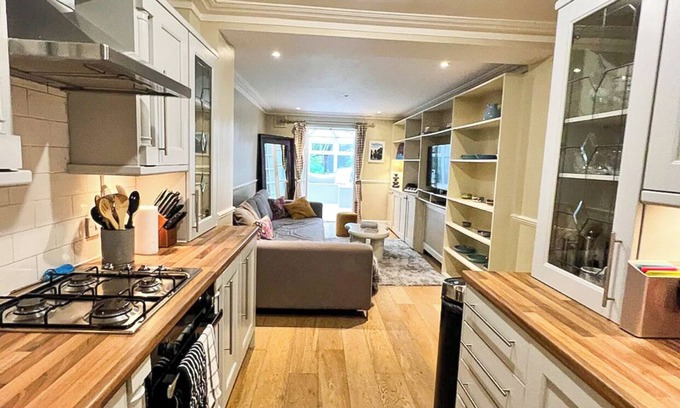 Hackney Wick Apartment | Gorgeous Garden Getaway | 2 Bed | Victoria Park