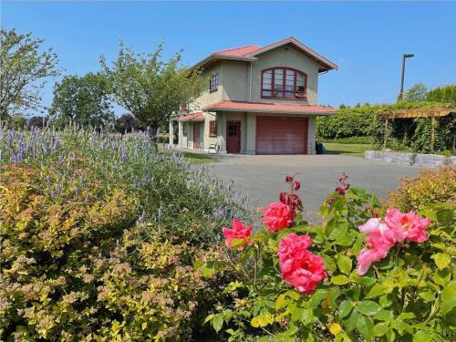 Surrey House | Gorgeous Garden-view House