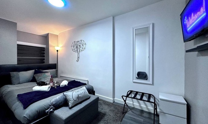 Rhondda Cynon Taff Apartment | Gorgeous Graceful Getaway w/Gazebo - Tylorstown