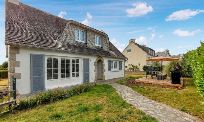 Morlaix House | Gorgeous home in Morlaix with kitchen