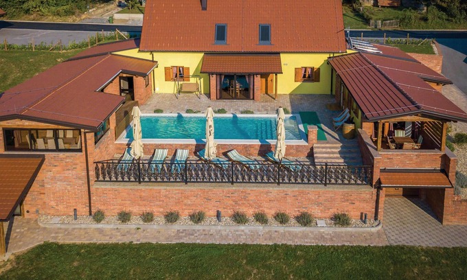 Kutina House | Gorgeous home in Repusnica with sauna
