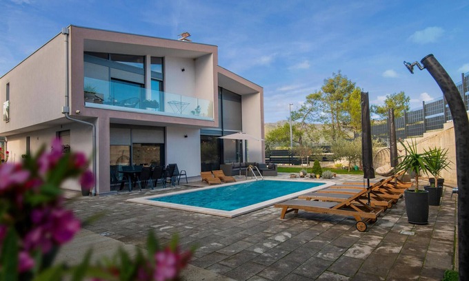 Vrgorac House | Gorgeous home in Vrgorac with WiFi