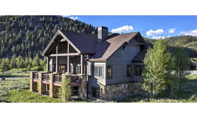 The Highlands House | Gorgeous House in Prestigious Highland Park