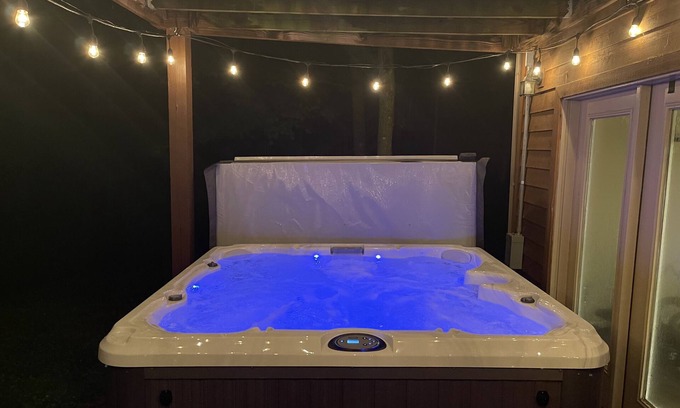 Leitchfield House | Gorgeous Lake Front home with hot tub