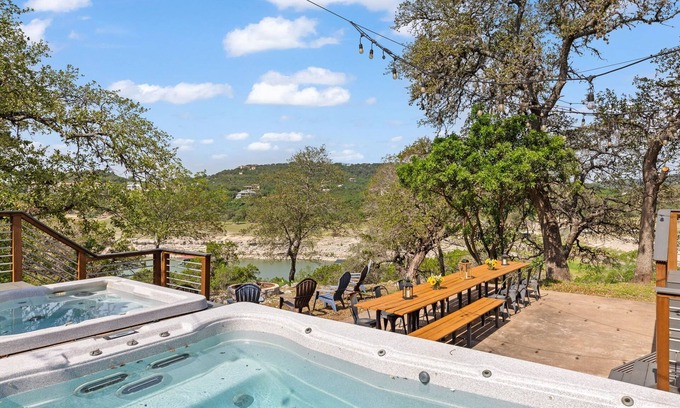 Leander House | Gorgeous Lake Home on Lake Travis - 7 Acres - Swim Spa - Hot Tub - Fire Pit - Sleeps 12