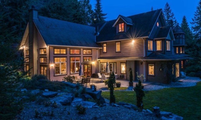 Roberts Creek House | Gorgeous Large Suite with Separate Entrance, Fireplace, Kitchenette