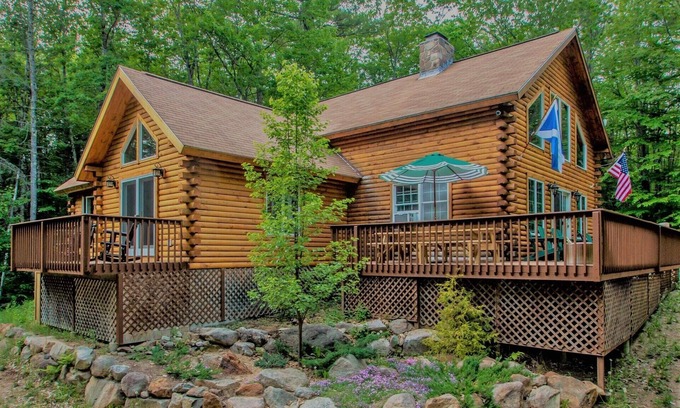 East Madison Cabin | Gorgeous Log Cabin w/hot tub and large center fireplace