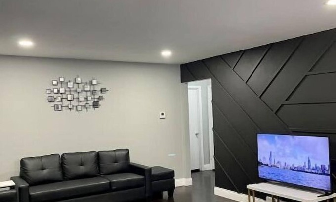 Chicago Heights House | Gorgeous Luxurious Modern House near Hospitals+Uni