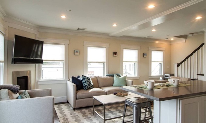 Commercial Street House | Gorgeous Luxury 2bd/2ba/2pkg Townhome with Spectacular Deck and View!