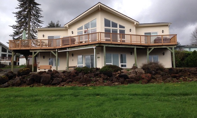 Cinebar House | Gorgeous Mayfield Lake View House - Weekday discounts!