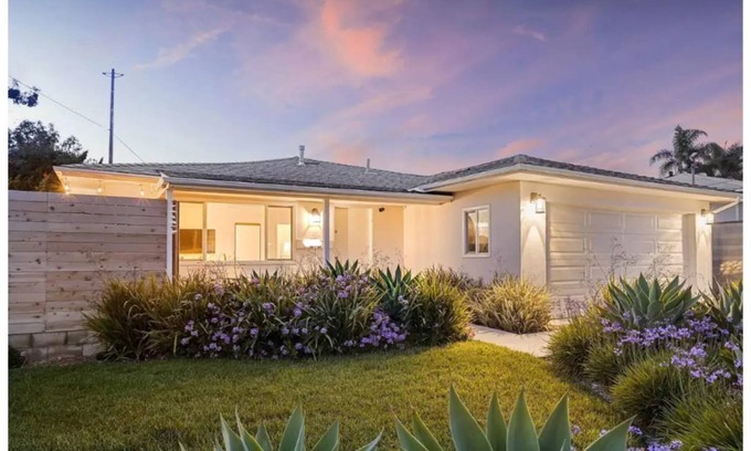 Fire Mountain House | Gorgeous mid century modern home near beach