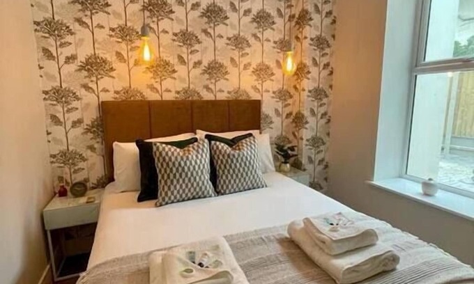 Bournemouth City Centre Condo | Gorgeous New 1-Bed, Town Centre, Parking & Garden