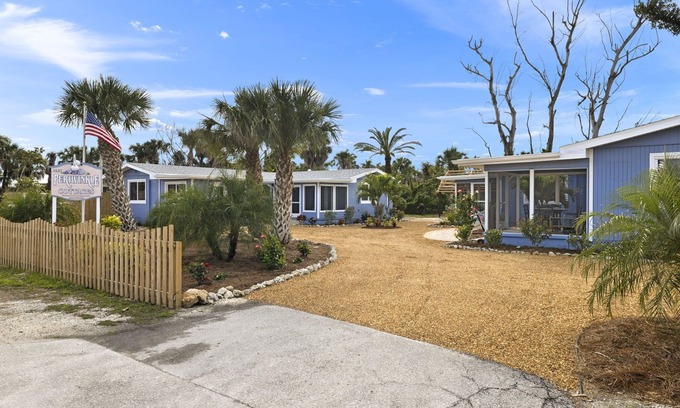 Sanibel Cottage | Gorgeous Newly Renovated Coastal Cottage "Egret" Minutes to the beach and free bikes! JULY SAVINGS!