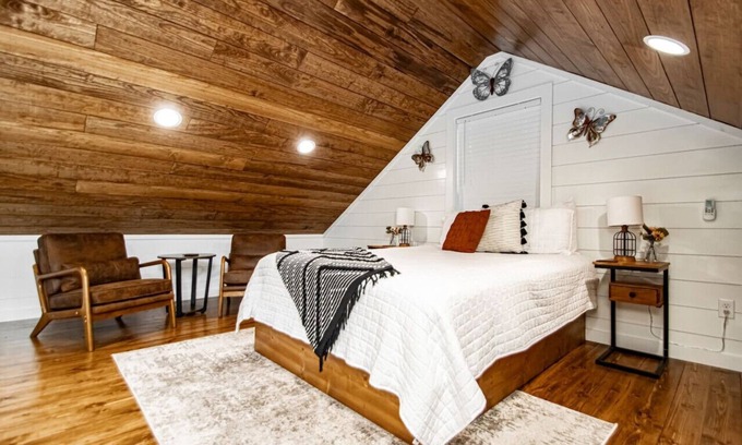 Newnata Cabin | Gorgeous Treehouse Style Cabin!